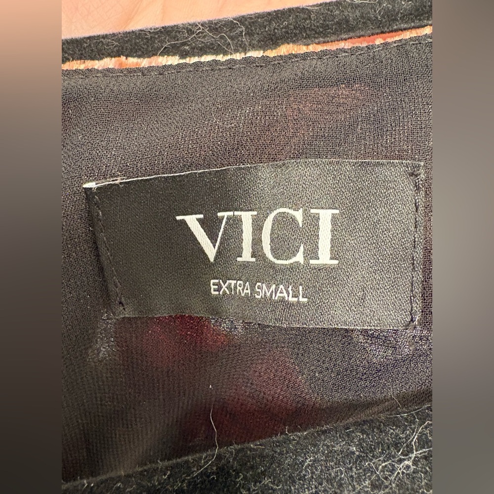 VICI FLORAL VELVET BLOUSE - Picture 3 of 4